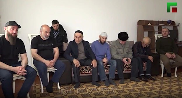 Родные Исаева и Магамадова озвучили угрозы в адрес "Новой газеты". Скриншот видео https://www.instagram.com/p/CMzoH5IpiWl/ Родные Исаева и Магамадова озвучили угрозы в адрес "Новой газеты". Скриншот видео https://www.instagram.com/p/CMzoH5IpiWl/