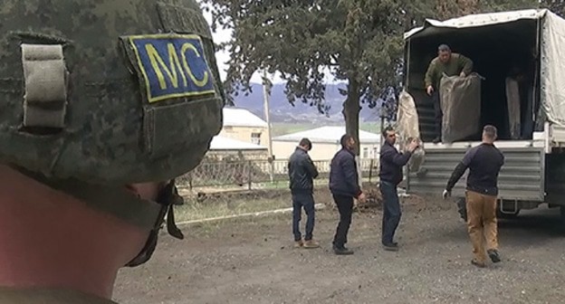 Миротворцы обеспечивают доставку гуманитарной помощи жителям карабахских сел. Фото пресс-службы МО России Миротворцы обеспечивают доставку гуманитарной помощи жителям карабахских сел. Фото пресс-службы МО России
