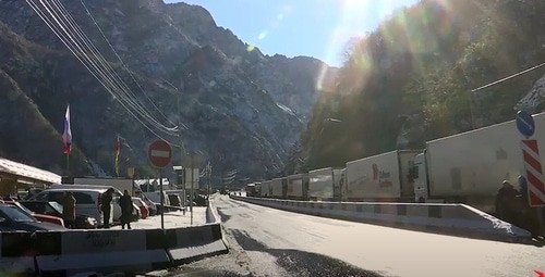 Скопление грузовиков у контрольно-пропускного пункта "Верхний Ларс". Фото: скриншот видео "iRYSTON TV" https://www.youtube.com/watch?v=yRe8d4AzTnQ Скопление грузовиков у контрольно-пропускного пункта "Верхний Ларс". Фото: скриншот видео "iRYSTON TV" https://www.youtube.com/watch?v=yRe8d4AzTnQ