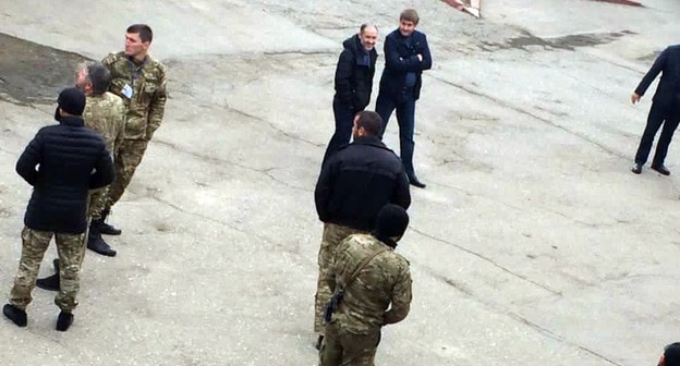 Вооруженные люди, которые приехали в Колхоз имени Петровых Прохладненского района. Фото Наталья Петрова для "Кавказского узла" Вооруженные люди, которые приехали в Колхоз имени Петровых Прохладненского района. Фото Наталья Петрова для "Кавказского узла"