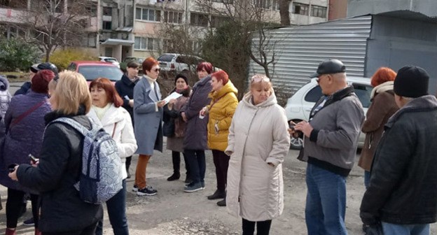 Жители домов №№118 и 120 по улице Армавирской в Сочи провели сход. 7 марта 2021 г. Фото Светланы Кравченко для "Кавказского узла" Жители домов №№118 и 120 по улице Армавирской в Сочи провели сход. 7 марта 2021 г. Фото Светланы Кравченко для "Кавказского узла"