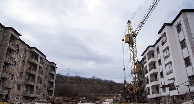 Строительство многоэтажного дома в селе Красный Базар. Photo : David Ghahramanyan / Ministry of Territorial Administration and Development of Artsakh

