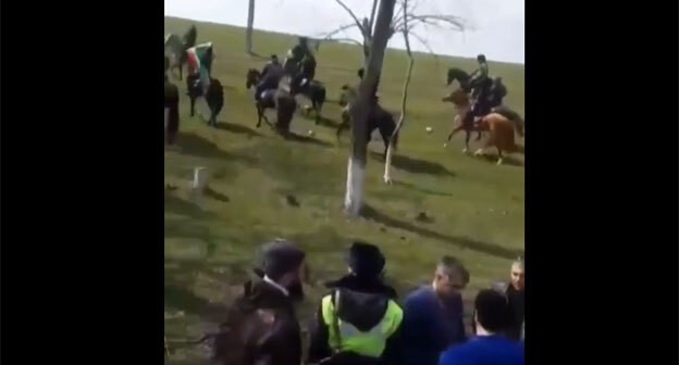 Чеченские всадники и дагестанские полицейские в Новолакском районе. 3 апреля 2021 года. Кадр видео, размещенного в Instagram-паблике "Аух / Дай Мохк / Нохчи къам" https://www.instagram.com/p/CNN51AmHPRA/ Чеченские всадники и дагестанские полицейские в Новолакском районе. 3 апреля 2021 года. Кадр видео, размещенного в Instagram-паблике "Аух / Дай Мохк / Нохчи къам" https://www.instagram.com/p/CNN51AmHPRA/