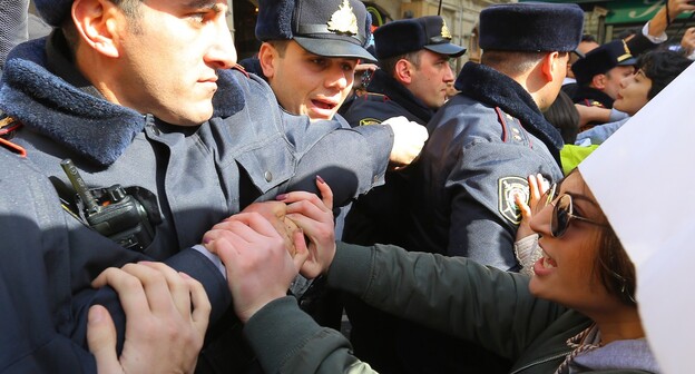 Участница протестнго выступления в Баку. Фото Азиза Каримова для "Кавказского узла" Участница протестнго выступления в Баку. Фото Азиза Каримова для "Кавказского узла"
