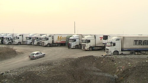 Фуры ожидают на КПП "Верхний Ларс". Кадр видео МИР24 https://mir24.tv/ Фуры ожидают на КПП "Верхний Ларс". Кадр видео МИР24 https://mir24.tv/