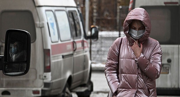 Девушка в защитной маске. Фото: REUTERS/Alexey Malgavko Девушка в защитной маске. Фото: REUTERS/Alexey Malgavko