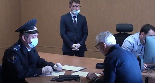 Дома и на рабочем месте бывшего замглавы Минздрава КБР проведены обыски. 12 апреля 2021 г.
Скриншот видео "МВД МЕДИА" https://www.youtube.com/watch?v=RIux115MLNA Дома и на рабочем месте бывшего замглавы Минздрава КБР проведены обыски. 12 апреля 2021 г.
Скриншот видео "МВД МЕДИА" https://www.youtube.com/watch?v=RIux115MLNA