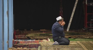 Верующий во время молитвы. Фото Елены Синеок, Юга.ру