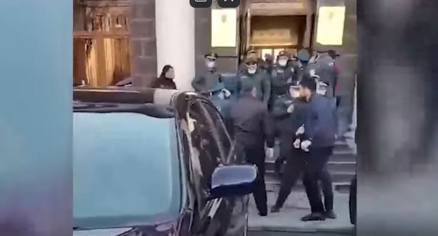 Блокирующие вход в администрацию Ширакской области родственники военнопленных и сотрудники полиции. Кадр видео 
Sputnik Армения https://www.youtube.com/watch?v=yFhFhC8RLXM