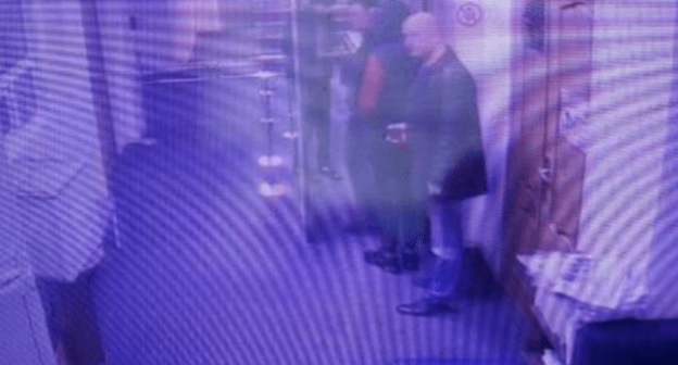 Сотрудники силовых структур в администрации Геленджика. Кадр видео с экран монитора видеонаблюдения в администрации Геленджика https://ren.tv/ Сотрудники силовых структур в администрации Геленджика. Кадр видео с экран монитора видеонаблюдения в администрации Геленджика https://ren.tv/