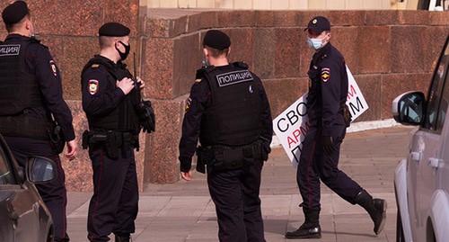 Сотрудники полиции во время акции протеста у здания министерства иностранных дел России. 15 апреля 2021 г. Фото предоставлено участником акции Давидом Тонояном Сотрудники полиции во время акции протеста у здания министерства иностранных дел России. 15 апреля 2021 г. Фото предоставлено участником акции Давидом Тонояном