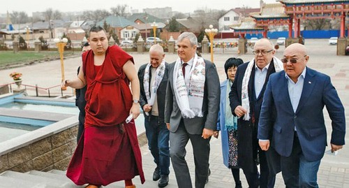 Члены колмыцкого отделения комитета поддержки Владимира Путина. Фото пресс-службы калмыцкого отделения Всероссийского комитета в поддержку В.В. Путина Члены колмыцкого отделения комитета поддержки Владимира Путина. Фото пресс-службы калмыцкого отделения Всероссийского комитета в поддержку В.В. Путина