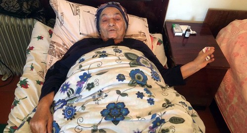 76-летняя Тамара Сулейманова, объявившая голодовку. Фото MEDIAN TV https://www.meydan.tv/ru/article/pohoronennye-zazhivo-pozhilye-zhenshiny-v-azerbajdzhane-obyavili-golodovku/?ref=homepage-headline 76-летняя Тамара Сулейманова, объявившая голодовку. Фото MEDIAN TV https://www.meydan.tv/ru/article/pohoronennye-zazhivo-pozhilye-zhenshiny-v-azerbajdzhane-obyavili-golodovku/?ref=homepage-headline