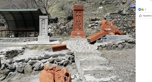 Разрушенные хачкары в селе Нор Ерзнка. Скриншот со страницы "Службы охраны" Министерства образования, науки, культуры и спорта Армении в Facebook. https://www.facebook.com/ArmenianMonuments/photos/pcb.3878431178942204/3878430515608937 Разрушенные хачкары в селе Нор Ерзнка. Скриншот со страницы "Службы охраны" Министерства образования, науки, культуры и спорта Армении в Facebook. https://www.facebook.com/ArmenianMonuments/photos/pcb.3878431178942204/3878430515608937