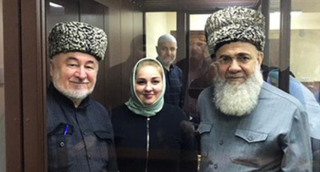Малсаг Ужахов, Зарифа Саутиева и Ахмед Барахоев (слева направо)перед судебным заседанием. Март 2021 г. Фото Багаудина Мякиева
