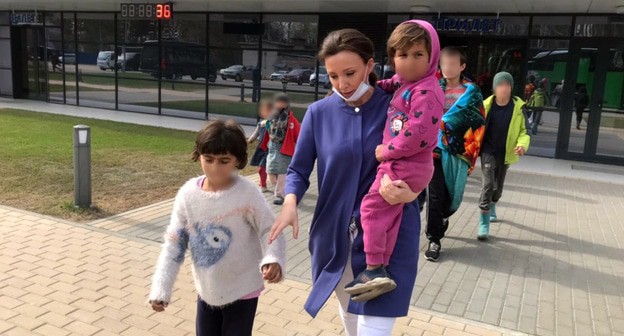 Группа детей, возвращенных из Сирии в Москву и Анна Кузнецова. Фото пресс-службы омбудсмена по правам детей Группа детей, возвращенных из Сирии в Москву и Анна Кузнецова. Фото пресс-службы омбудсмена по правам детей