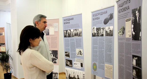 Посетители выставки к 100-летию академика Сахарова во Владикавказе. Фото Тамары Агкацевой для "Кавказского узла" Посетители выставки к 100-летию академика Сахарова во Владикавказе. Фото Тамары Агкацевой для "Кавказского узла"