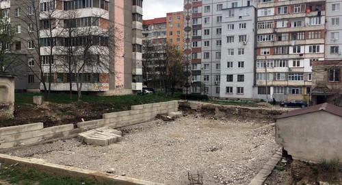 Спорный участок на проспекте Кулиева в НАльчике. Фото Людмилы маратовой для "Кавказского узла" Спорный участок на проспекте Кулиева в НАльчике. Фото Людмилы маратовой для "Кавказского узла"