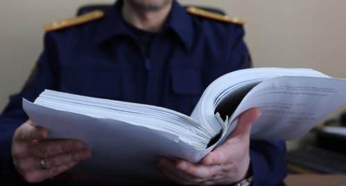 Сотрудник полиции изучает уголовное дело. Фото Елена Синеок, "Юга.ру" Сотрудник полиции изучает уголовное дело. Фото Елена Синеок, "Юга.ру"
