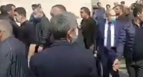 Жители Сюникской области, выступающие за отставку премьер-министра Армении, преградили дорогу кортежу Никола Пашиняна. Кадр видео
Novosti-Armeniahttps://www.youtube.com/watch?v=UZq2Hkwnvtg&t=3s Жители Сюникской области, выступающие за отставку премьер-министра Армении, преградили дорогу кортежу Никола Пашиняна. Кадр видео
Novosti-Armeniahttps://www.youtube.com/watch?v=UZq2Hkwnvtg&t=3s