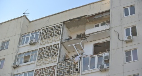 Поврежденный взрывом дом в Элисте. Фото Бадмы Бюрчиева для "Кавказского узла". Поврежденный взрывом дом в Элисте. Фото Бадмы Бюрчиева для "Кавказского узла".