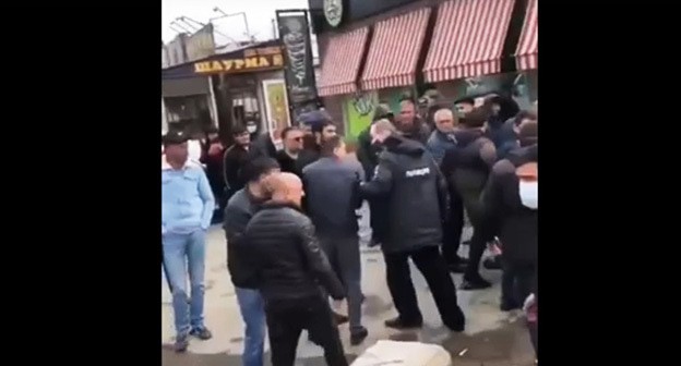 Стычки на рынке "Атлант" в Аксайском районе. 28 апреля 2021 г. Скриншот видео: Ростов - Главный. Стычки на рынке "Атлант" в Аксайском районе. 28 апреля 2021 г. Скриншот видео: Ростов - Главный.