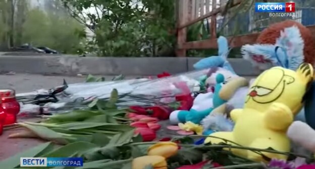 Стихийный мемориал в Волгограде в память о жертвах ДТП в Ставропольском крае. Стопкадр из видео на Youtube-канале «ГТРК "Волгоград-ТРВ". "Волгоград 24"» https://www.youtube.com/watch?v=689fD8yBzZ8 Стихийный мемориал в Волгограде в память о жертвах ДТП в Ставропольском крае. Стопкадр из видео на Youtube-канале «ГТРК "Волгоград-ТРВ". "Волгоград 24"» https://www.youtube.com/watch?v=689fD8yBzZ8