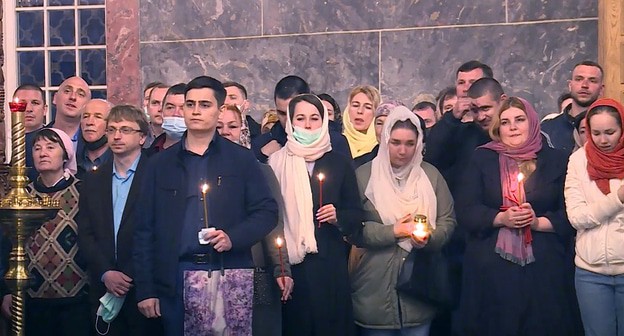 Православные верующие на богослужении в честь Пасхи в астраханском храме. Стопкадр из видео на Youtube-канале «ГТРК Лотос Астрахань». https://www.youtube.com/watch?v=X-UTkDR5OEg Православные верующие на богослужении в честь Пасхи в астраханском храме. Стопкадр из видео на Youtube-канале «ГТРК Лотос Астрахань». https://www.youtube.com/watch?v=X-UTkDR5OEg