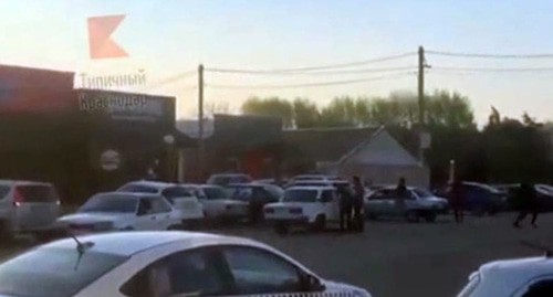Задержание подозреваемого в ранении трех человек в центре Кореновска.
Кадр видео: t.me/krd_tipich_ru Задержание подозреваемого в ранении трех человек в центре Кореновска.
Кадр видео: t.me/krd_tipich_ru