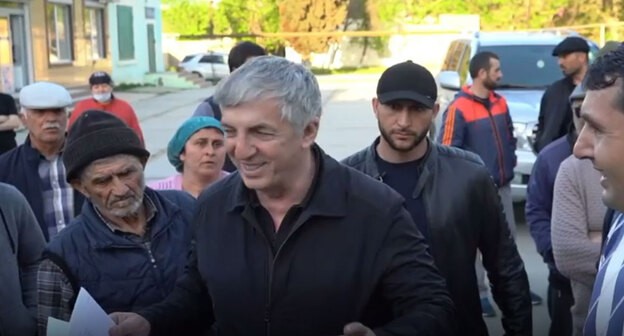 Хизри Абакаров в селе Хазар дербенсктго района Дагестана. Кадр видео канала Хизри Абакарова https://www.instagram.com/p/CObTgrPqh25/ Хизри Абакаров в селе Хазар дербенсктго района Дагестана. Кадр видео канала Хизри Абакарова https://www.instagram.com/p/CObTgrPqh25/