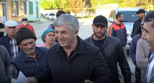 Хизри Абакаров в селе Хазар дербенсктго района Дагестана. Кадр видео канала Хизри Абакарова https://www.instagram.com/p/CObTgrPqh25/ Хизри Абакаров в селе Хазар дербенсктго района Дагестана. Кадр видео канала Хизри Абакарова https://www.instagram.com/p/CObTgrPqh25/