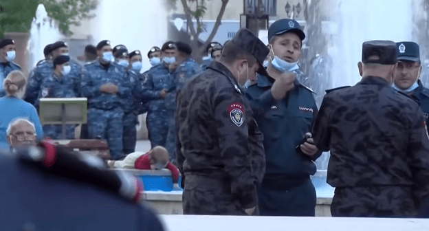 Силовики на месте акции против визита Лаврова в Ереван. Кадр видео "Национально-демократического полюса" www.youtube.com/watch?v=ewqNoZ4mMV0 Силовики на месте акции против визита Лаврова в Ереван. Кадр видео "Национально-демократического полюса" www.youtube.com/watch?v=ewqNoZ4mMV0
