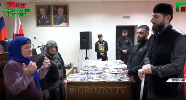 Адам Эльжуркаев отчитывает двух женщин и мужчину, повторно задержанных силовиками за оказание оккультных услуг. Фото скриншот сообщения https://www.instagram.com/p/COf-xMAp-35/ Адам Эльжуркаев отчитывает двух женщин и мужчину, повторно задержанных силовиками за оказание оккультных услуг. Фото скриншот сообщения https://www.instagram.com/p/COf-xMAp-35/