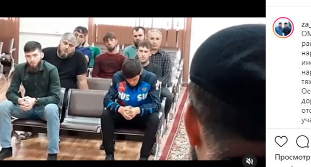 Силовики в Курчалоевском районе отчитывают за тонировку машин 14 задержанных водителей. Скриншот сообщения https://www.instagram.com/p/COciQEQhOYU/ Силовики в Курчалоевском районе отчитывают за тонировку машин 14 задержанных водителей. Скриншот сообщения https://www.instagram.com/p/COciQEQhOYU/