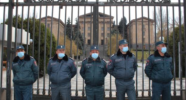 Полиция у ворот парламента на проспекте Баграмяна. Март 2021 г. Фото Тиграна Петросяна для "Кавказского узла" Полиция у ворот парламента на проспекте Баграмяна. Март 2021 г. Фото Тиграна Петросяна для "Кавказского узла"