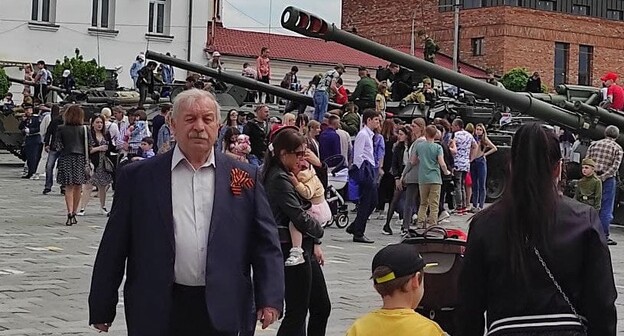 Массовые народные гуляния в День Победы. На людях нет медицинских масок, социальная дистанция не соблюдается. Владикавказ, 9 мая 2021 года. Фото Эммы Марзоевой для "Кавказского узла". Массовые народные гуляния в День Победы. На людях нет медицинских масок, социальная дистанция не соблюдается. Владикавказ, 9 мая 2021 года. Фото Эммы Марзоевой для "Кавказского узла".