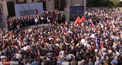 Митинг сторонников Кочаряна. Стопкадр видео канала  
NEWS AM https://www.youtube.com/watch?v=DIF4ScoZgtY