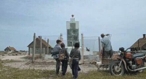 Кадр из фильма "Остров" об острове Чечень в Махачкале. Кадр из фильма "Остров" об острове Чечень в Махачкале.