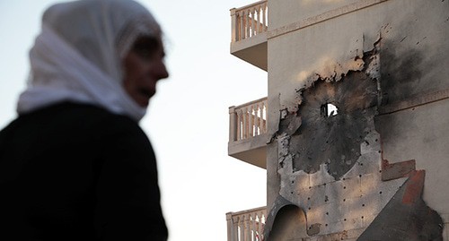 Женщина на фоне разрушенного здания в Сирии. Фото: REUTERS/Sertac Kayar Женщина на фоне разрушенного здания в Сирии. Фото: REUTERS/Sertac Kayar