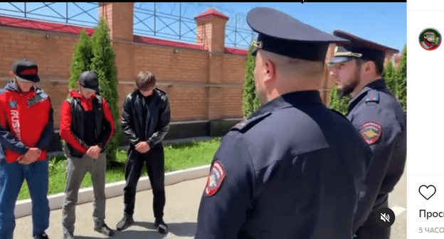 Силовики отчитывают нарушителей ПДД в отделе полиции Урус-Мартановского района. Скриншот кадра видео в Instagram-аккаунте МВД по Чечне. https://www.instagram.com/p/COvDX1LByHZ/ Силовики отчитывают нарушителей ПДД в отделе полиции Урус-Мартановского района. Скриншот кадра видео в Instagram-аккаунте МВД по Чечне. https://www.instagram.com/p/COvDX1LByHZ/