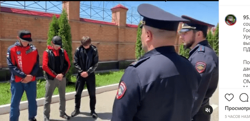 Силовики отчитывают нарушителей ПДД в отделе полиции Урус-Мартановского района. Скриншот кадра видео в Instagram-аккаунте МВД по Чечне. https://www.instagram.com/p/COvDX1LByHZ/ Силовики отчитывают нарушителей ПДД в отделе полиции Урус-Мартановского района. Скриншот кадра видео в Instagram-аккаунте МВД по Чечне. https://www.instagram.com/p/COvDX1LByHZ/