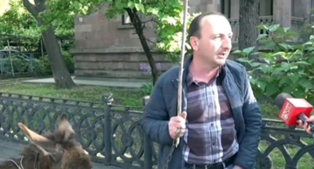 Противник Пашиняна перед зданием парламента в Ереване. Кадр видео YerevanToday Противник Пашиняна перед зданием парламента в Ереване. Кадр видео YerevanToday