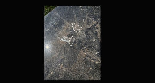 Поврежденный монумент с изображением Георгия Победоносца. Фото: пресс-служба Следственного комитета РФ по КБР https://kbr.sledcom.ru/news/item/1568654/ Поврежденный монумент с изображением Георгия Победоносца. Фото: пресс-служба Следственного комитета РФ по КБР https://kbr.sledcom.ru/news/item/1568654/