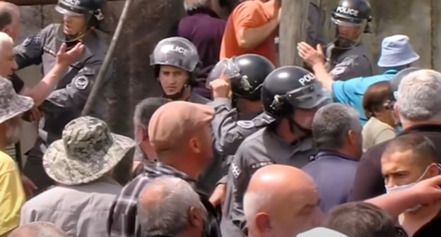 Беспорядки в Дманиси. Стоп-кадр канала Sputnik Georgia https://www.youtube.com/watch?v=0BSxdy0ZJhk&t=21s