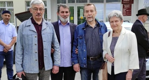 Олег Орлов, Лев Пономарев и Светлана Ганнушкина с членом Совета тейпов Ингушетии Багаудином Мякиевым перед началом судебного заседания над фигурантами "ингушского дела". Фото Исмаила Татиева Олег Орлов, Лев Пономарев и Светлана Ганнушкина с членом Совета тейпов Ингушетии Багаудином Мякиевым перед началом судебного заседания над фигурантами "ингушского дела". Фото Исмаила Татиева