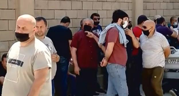 Сотрудники завода "Набеглави" во время забастовки 20.05.2021. Кадр видео https://www.rustavi2.ge/ka/news/199512 Сотрудники завода "Набеглави" во время забастовки 20.05.2021. Кадр видео https://www.rustavi2.ge/ka/news/199512