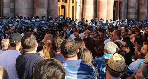 Участники акции протеста и сотрудники полиции в Ереване. Фото Тиграна Петросяна для "Кавказского узла" Участники акции протеста и сотрудники полиции в Ереване. Фото Тиграна Петросяна для "Кавказского узла"