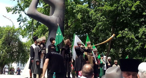 Участники акции у памятника "Древо жизни" 21 мая 2021 года. Фото Людмилы Маратовой для "Кавказского узла". Участники акции у памятника "Древо жизни" 21 мая 2021 года. Фото Людмилы Маратовой для "Кавказского узла".