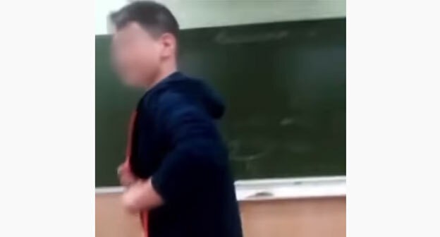 Ученик угрожает педагогу на уроке. Кадр видео YouTube-канала "Блокнот Таганрог" https://www.youtube.com/channel/UCAMlL4s3FVN2eokiHu2WnNg Ученик угрожает педагогу на уроке. Кадр видео YouTube-канала "Блокнот Таганрог" https://www.youtube.com/channel/UCAMlL4s3FVN2eokiHu2WnNg