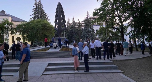Жители Нальчика у памятника "Древо жизни", установленного в память о жертвах Кавказской войны, 20 мая 2021 года. Фото Людмилы Маратовой для «Кавказского узла» Жители Нальчика у памятника "Древо жизни", установленного в память о жертвах Кавказской войны, 20 мая 2021 года. Фото Людмилы Маратовой для «Кавказского узла»
